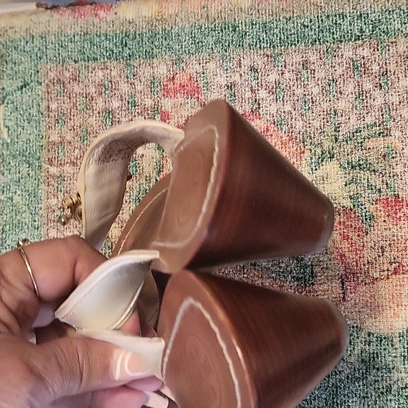 BEAUTIFUL!!! Tory Burch white leather sandals 7.5 - Picture 5 of 6